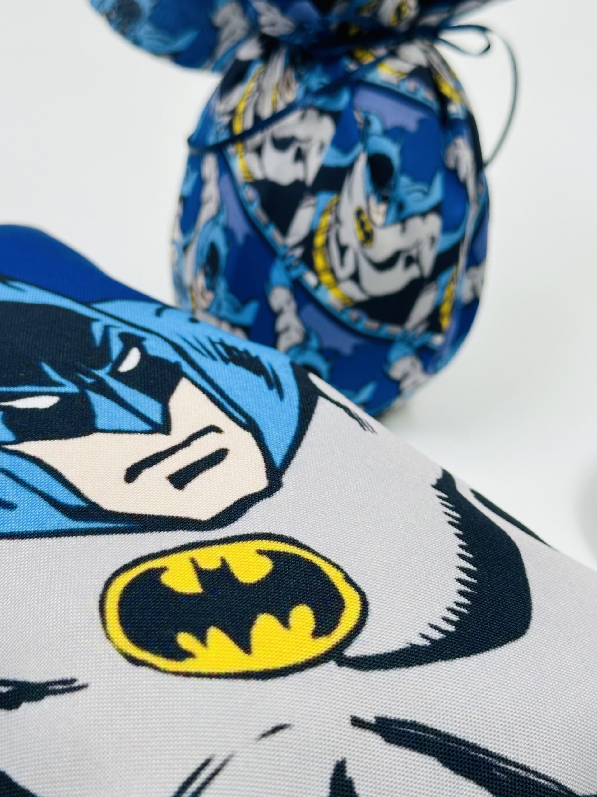 EASTER 24001 Πασχαλινό Σετ Bonjourbebe με Θέμα τον "Batman" (Λαμπάδα-Μαξιλάρι-Αυγό) - Image 4