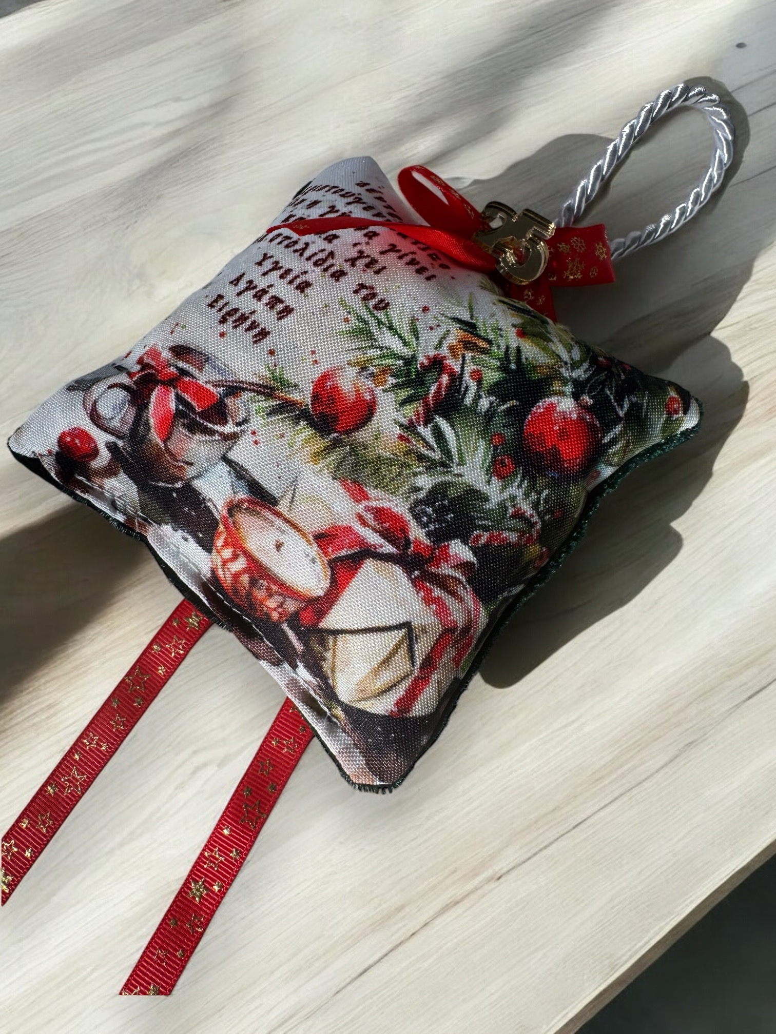 Χριστουγεννιάτικο Αρωματικό Μαξιλαράκι "Δώρα κάτω από το Δέντρο Χριστουγέννων με πράσινο Βελούδο"