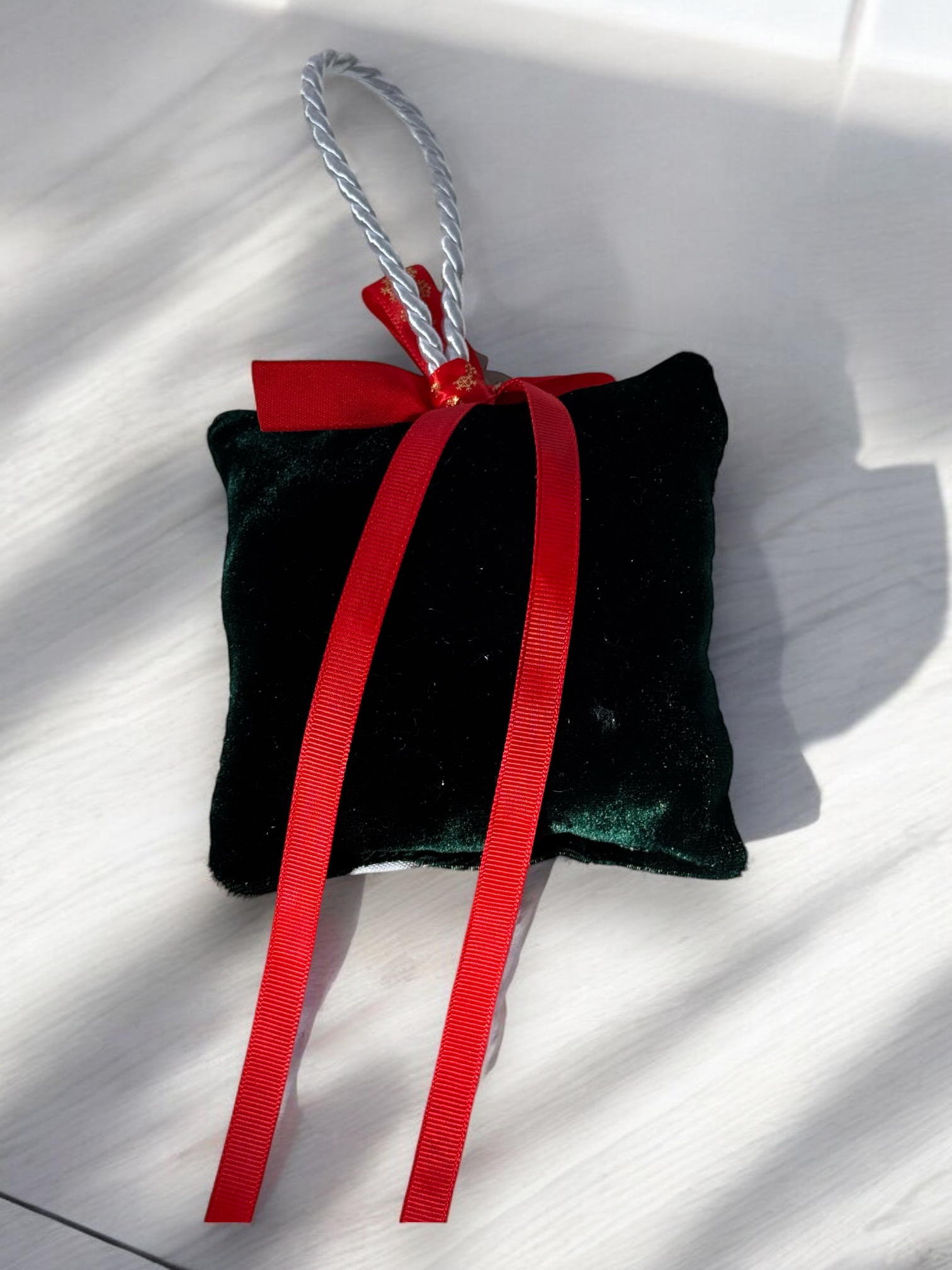 Χριστουγεννιάτικο Αρωματικό Μαξιλαράκι "Δώρα κάτω από το Δέντρο Χριστουγέννων με πράσινο Βελούδο" - Image 3