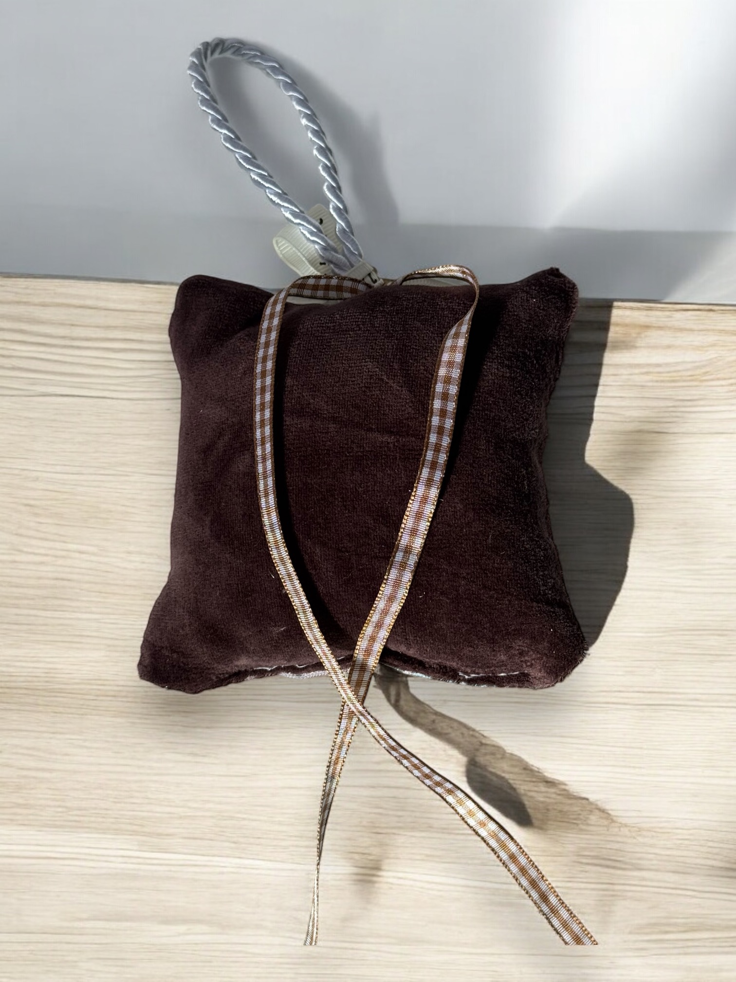 Χριστουγεννιάτικο Αρωματικό Μαξιλαράκι "Ταρανδάκι με φόντο Μέντα με Καφέ Βελούδο" - Image 3