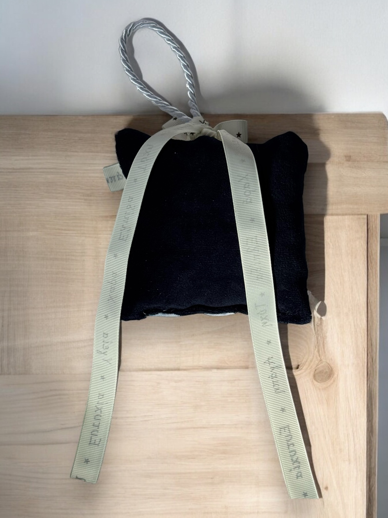 Χριστουγεννιάτικο Αρωματικό Μαξιλαράκι "Έλκυθρο στα χιόνια και με Μπλέ Βελούδο" - Image 3