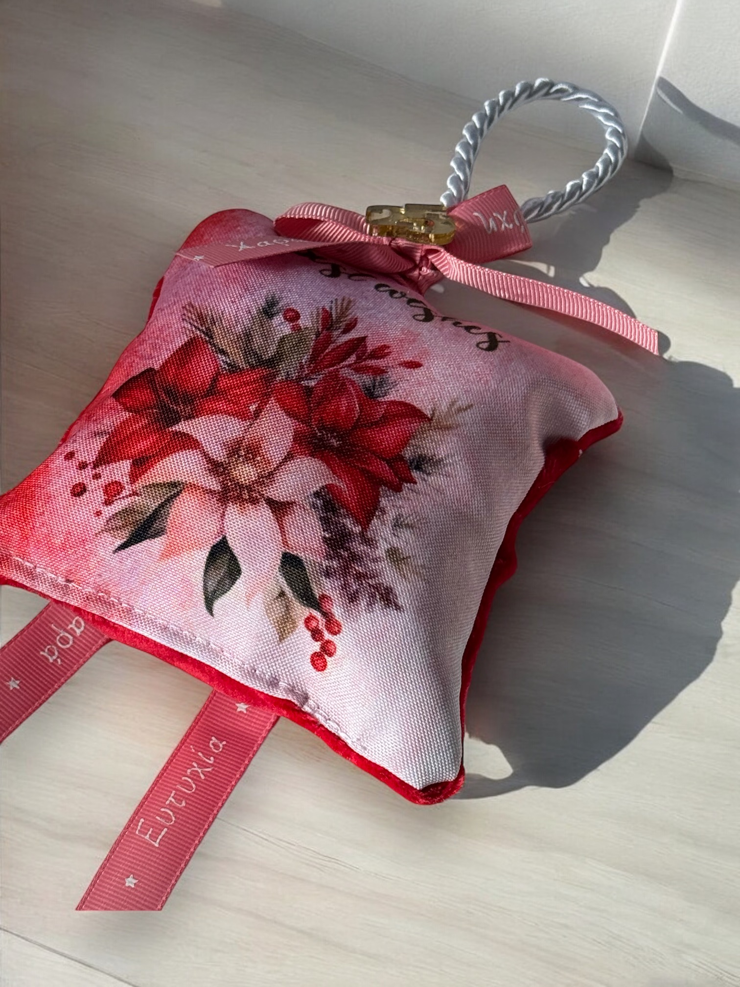 Χριστουγεννιάτικο Αρωματικό Μαξιλαράκι "Χειμωνιάτικα Λουλούδια με Κόκκινο Βελούδο"