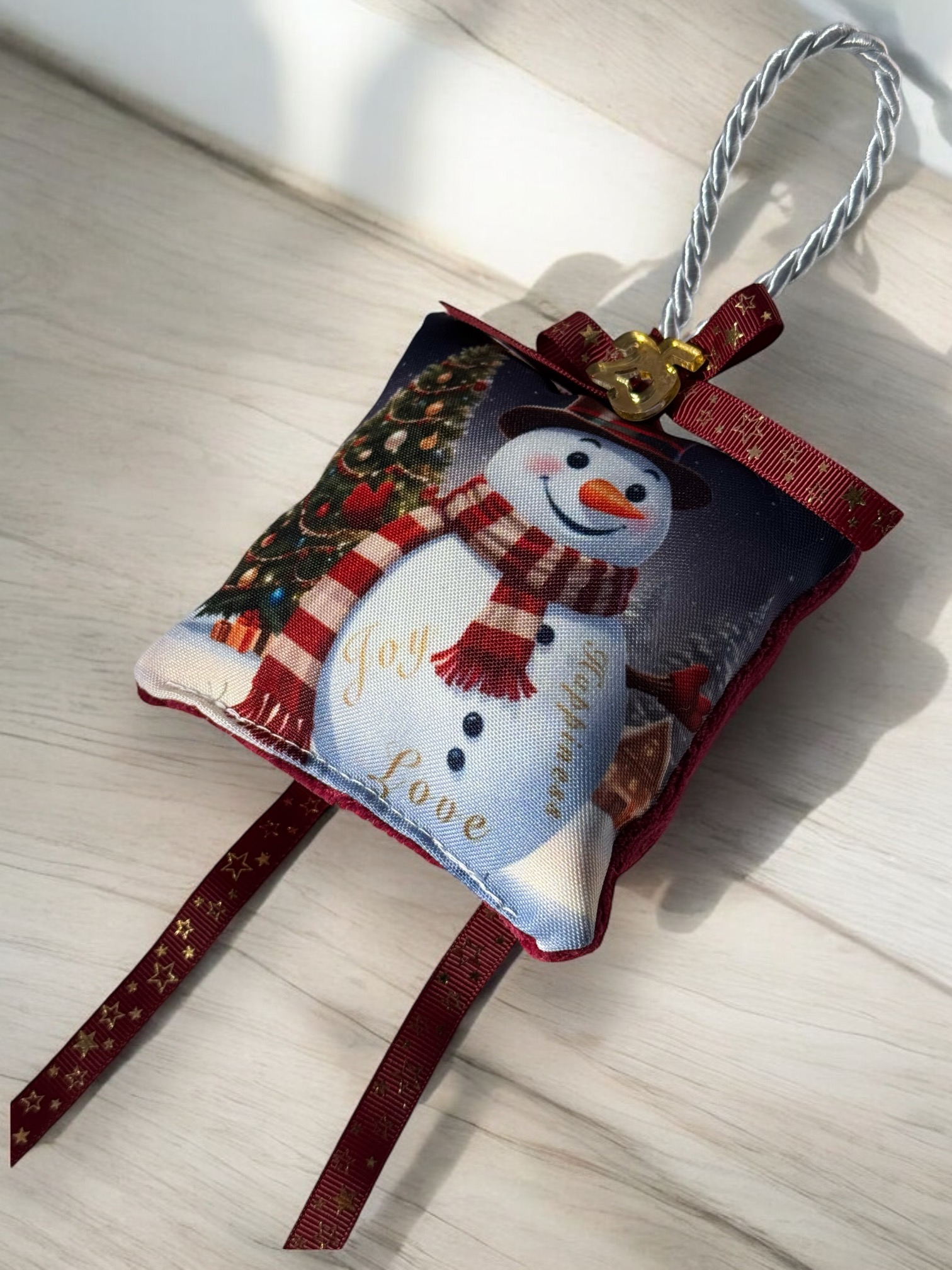 Χριστουγεννιάτικο Αρωματικό Μαξιλαράκι "Snowman Pozing με Κόκκινο Βελούδο"